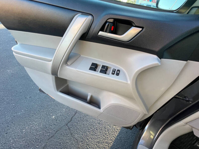 2013 Toyota Highlander SE