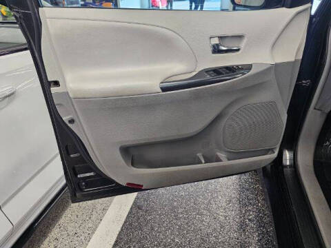 2012 Toyota Sienna SE 8-Passenger