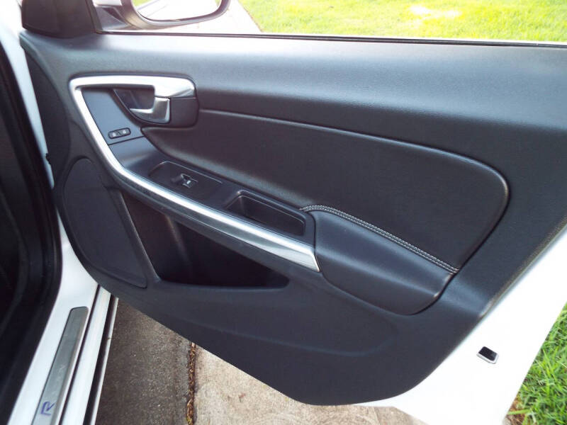 2016 Volvo V60 T6 R-Design Platinum