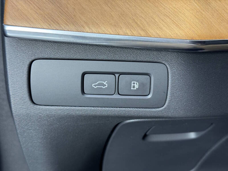 2024 Volvo XC90 Recharge T8 Core Bright Theme