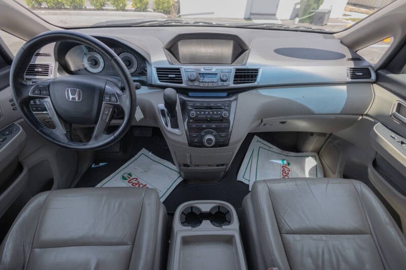 2013 Honda Odyssey Touring photo 7