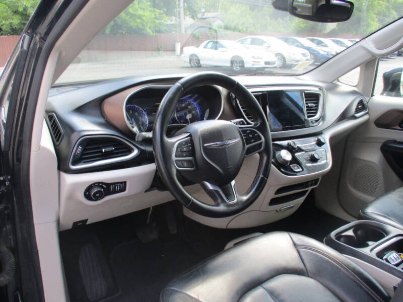 2017 Chrysler Pacifica Touring-L