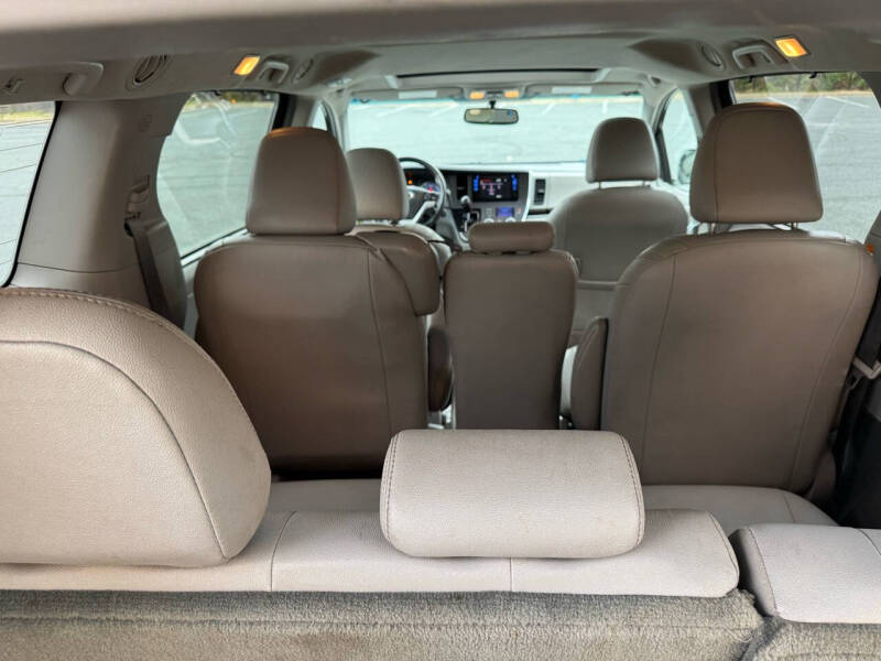 2016 Toyota Sienna XLE photo 14