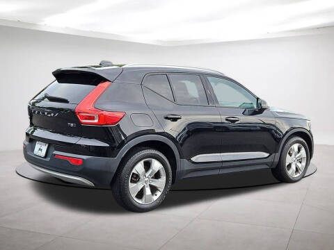 2022 Volvo XC40 T5 Momentum