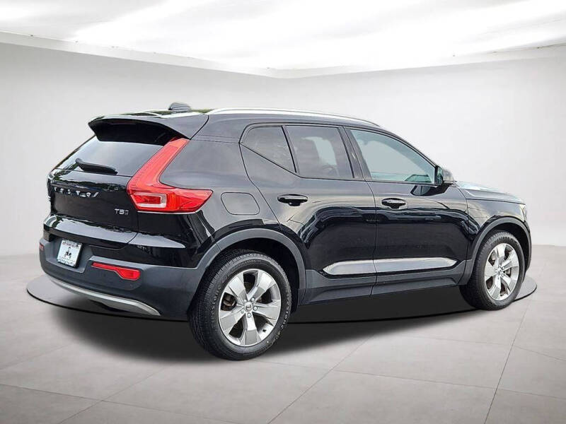 2022 Volvo XC40 T5 Momentum