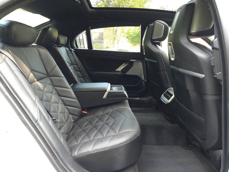 2023 BMW 7 Series 740i