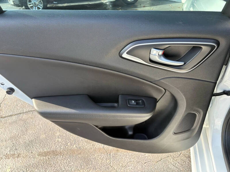 2017 Chrysler 200 Limited Platinum