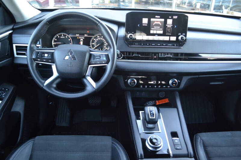 2023 Mitsubishi Outlander SE