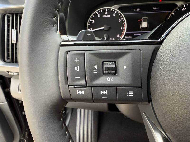 2025 Nissan Pathfinder SL