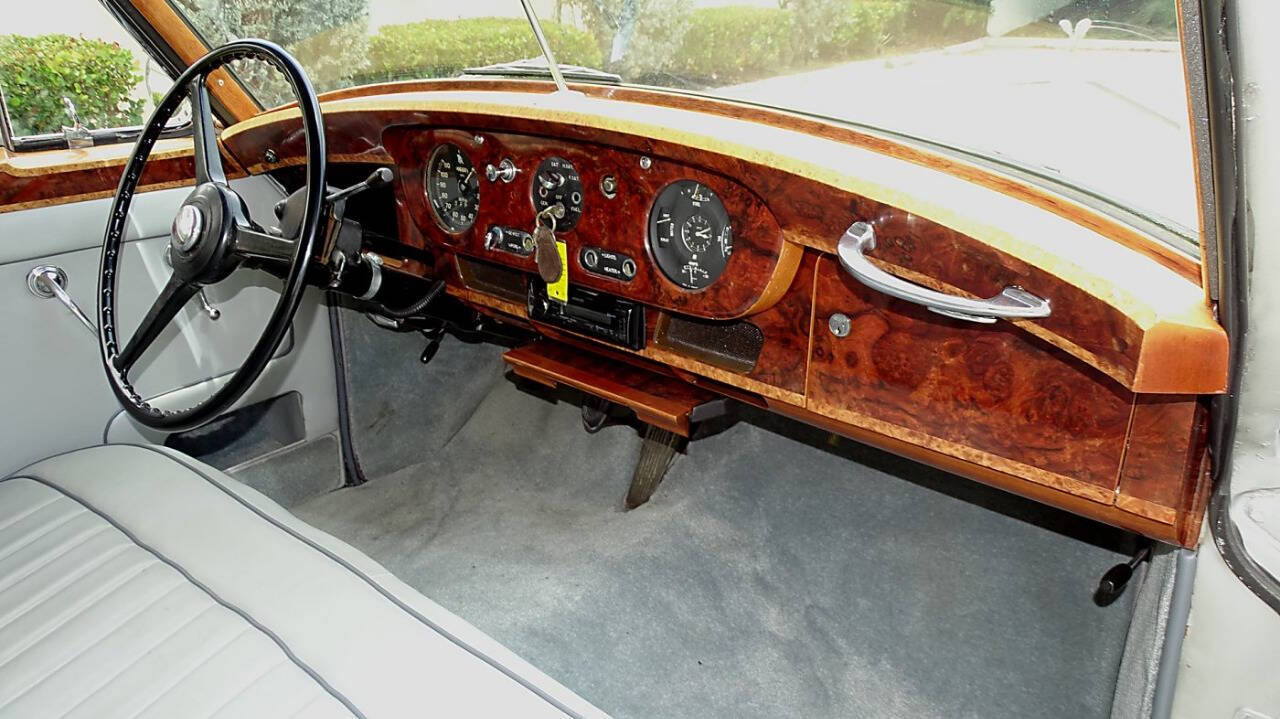 1957 Rolls-Royce Silver Cloud III 18