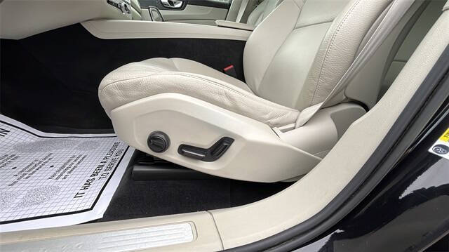 2023 Volvo XC60 B5 Plus Dark Theme