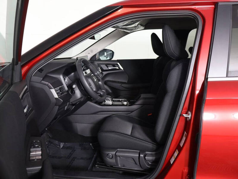 2025 Mitsubishi Outlander ES