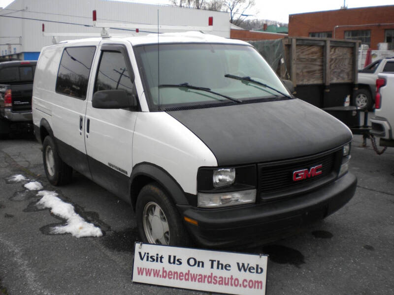 2002 GMC Safari Cargo SL's photo