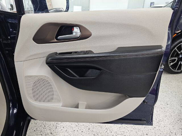 2017 Chrysler Pacifica Touring-L