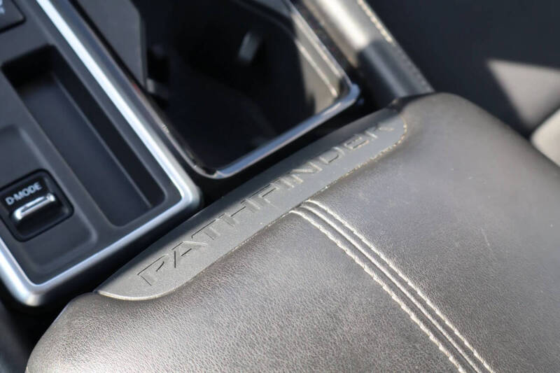 2022 Nissan Pathfinder SV