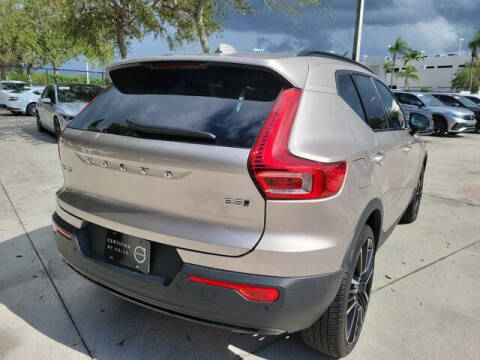 2024 Volvo XC40 B5 Ultimate Dark Theme