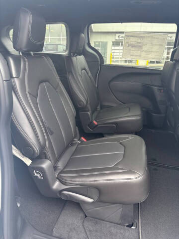 2026 Chrysler Pacifica Select