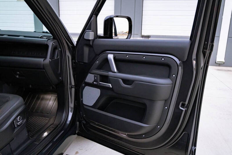 2024 Land Rover Defender 130 V8 P500