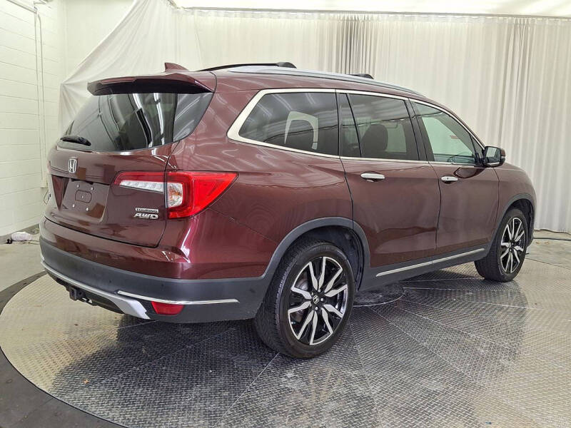 2019 Honda Pilot Touring w/Rear Captain's Chairs
