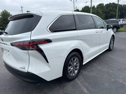 2022 Toyota Sienna LE 8-Passenger