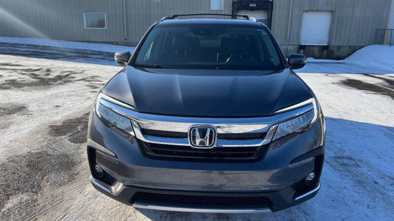 2019 Honda Pilot Touring w/Rear Captain's Chairs