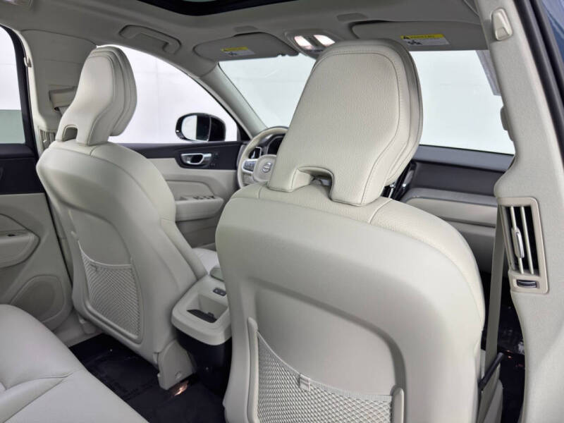 2023 Volvo XC60 B5 Plus Dark Theme