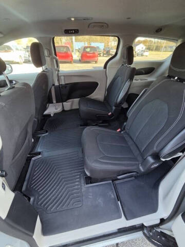 2022 Chrysler Voyager LX