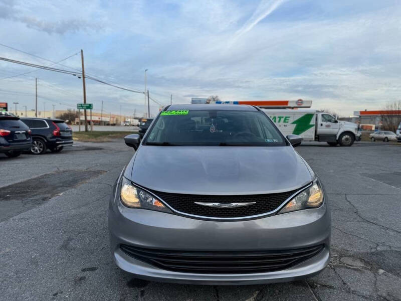 2017 Chrysler Pacifica Touring photo 4