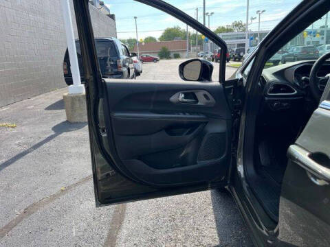 2027 Chrysler Pacifica Select