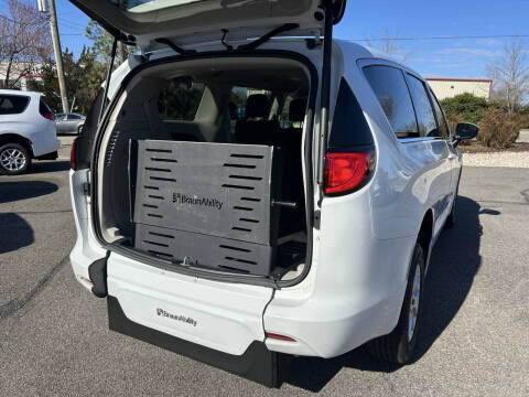 2023 Chrysler Voyager LX