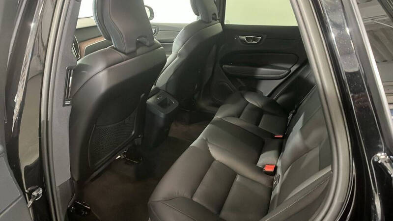 2023 Volvo XC60 B5 Plus Dark Theme