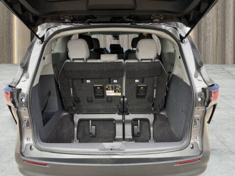 2024 Toyota Sienna LE 8-Passenger