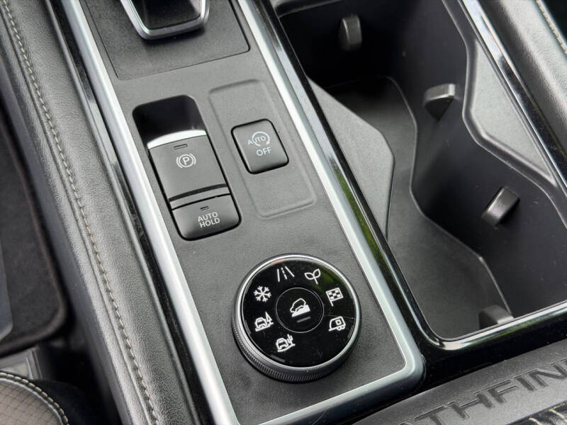 2022 Nissan Pathfinder SL