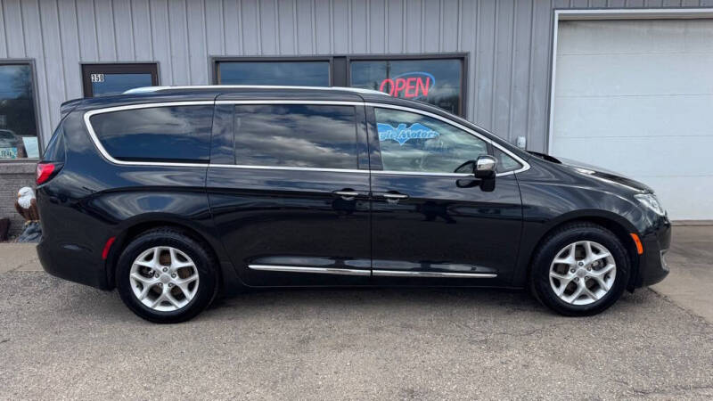 Used 2020 Chrysler Pacifica Limited with VIN 2C4RC1GG7LR184256 for sale in La Crescent, MN