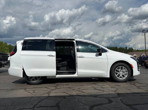 2027 Chrysler Pacifica Select