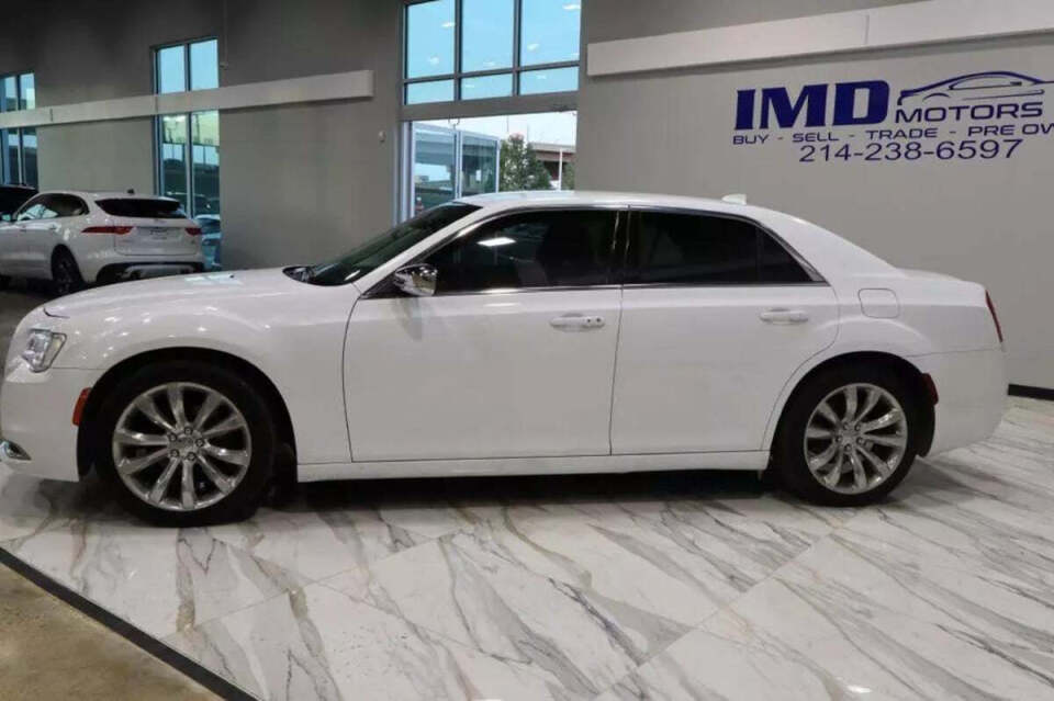 2019 Chrysler 300 for sale at IMD MOTORS, INC in Dallas, TX