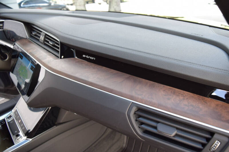 2022 Audi e-tron quattro Premium