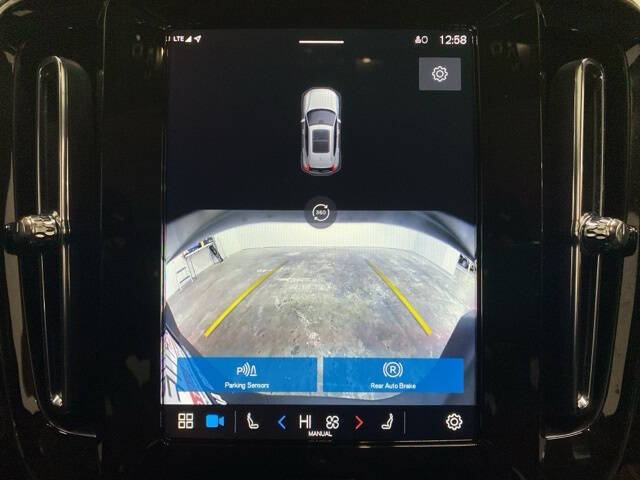 2025 Volvo XC40 B5 Plus Dark Theme