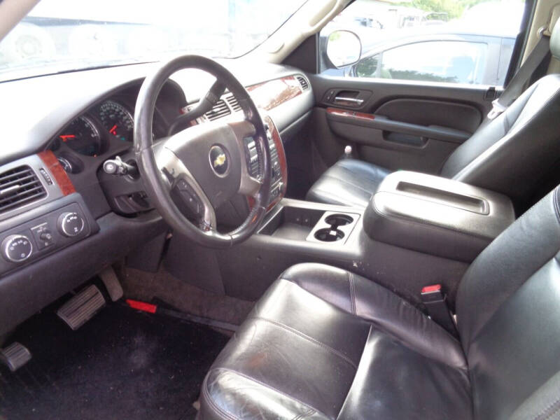 2012 Chevrolet Suburban LT photo 6