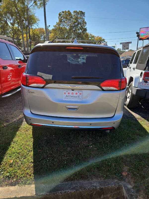 2017 Chrysler Pacifica Touring-L photo 9