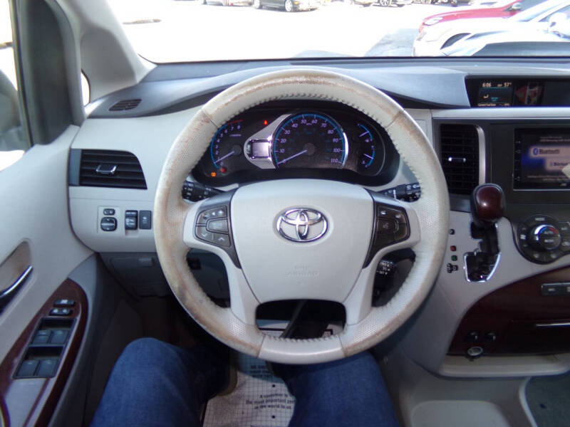 2011 Toyota Sienna XLE 7-Passenger Auto Access Seat