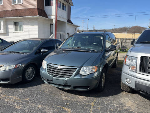 2005 Chrysler Town and Country for sale at Holiday Auto Sales in Grand Rapids MI