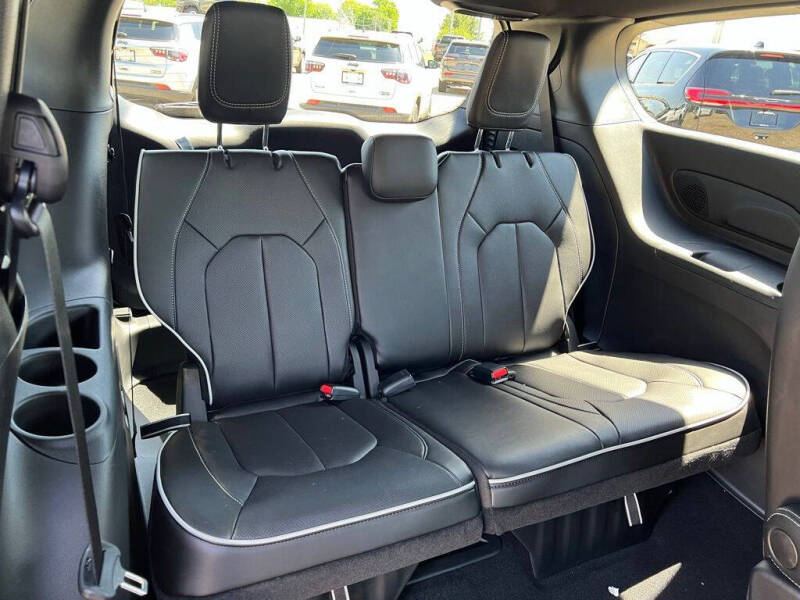 2027 Chrysler Pacifica Limited