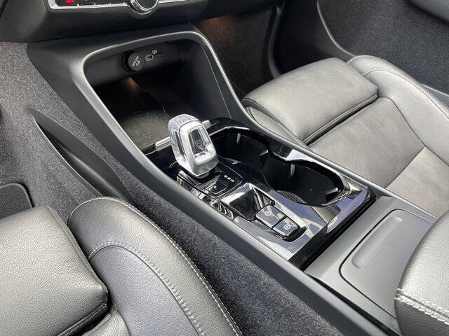 2025 Volvo XC40 B5 Plus Bright Theme