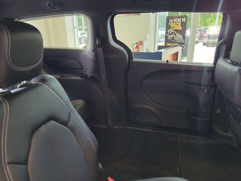2027 Chrysler Pacifica Select