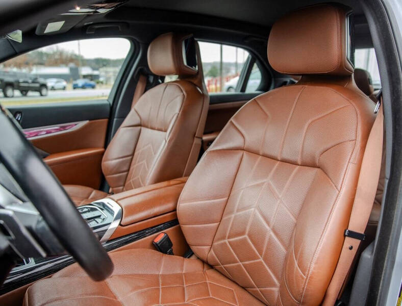 2023 BMW 7 Series 740i