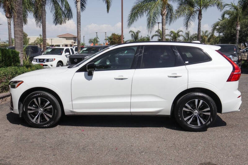 2024 Volvo XC60 B5 Core Dark Theme