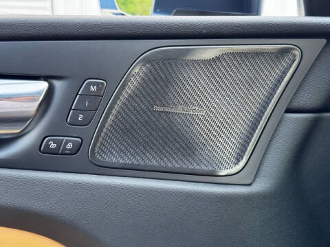 2023 Volvo XC60 B5 Ultimate Bright Theme