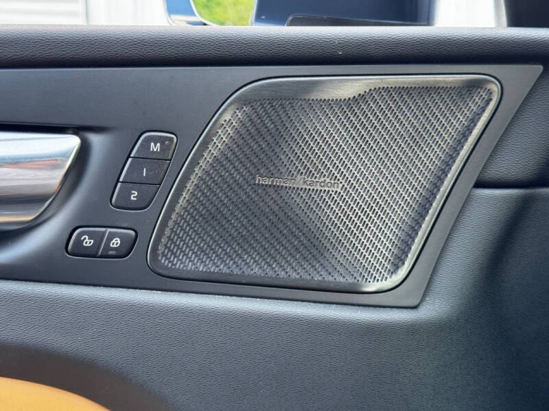 2023 Volvo XC60 B5 Ultimate Bright Theme