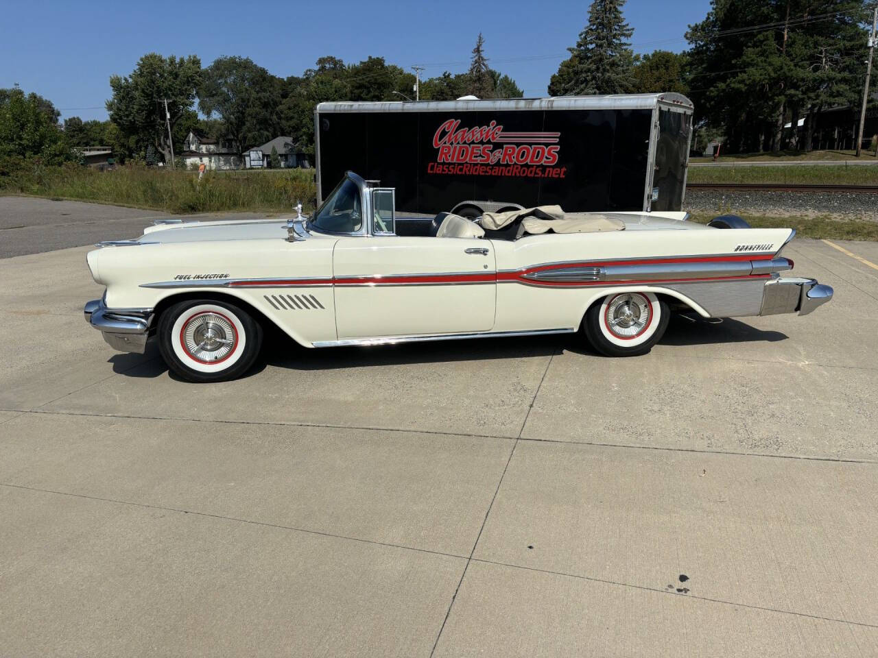 1957 Pontiac Bonneville 16